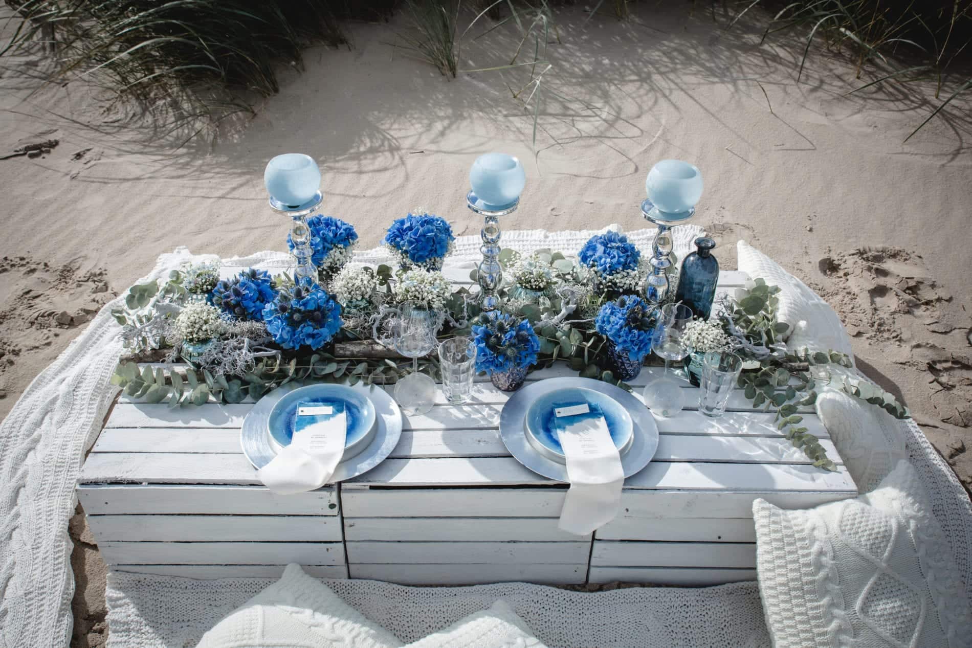 Tischdeko in Blau für die Hochzeit am Meer