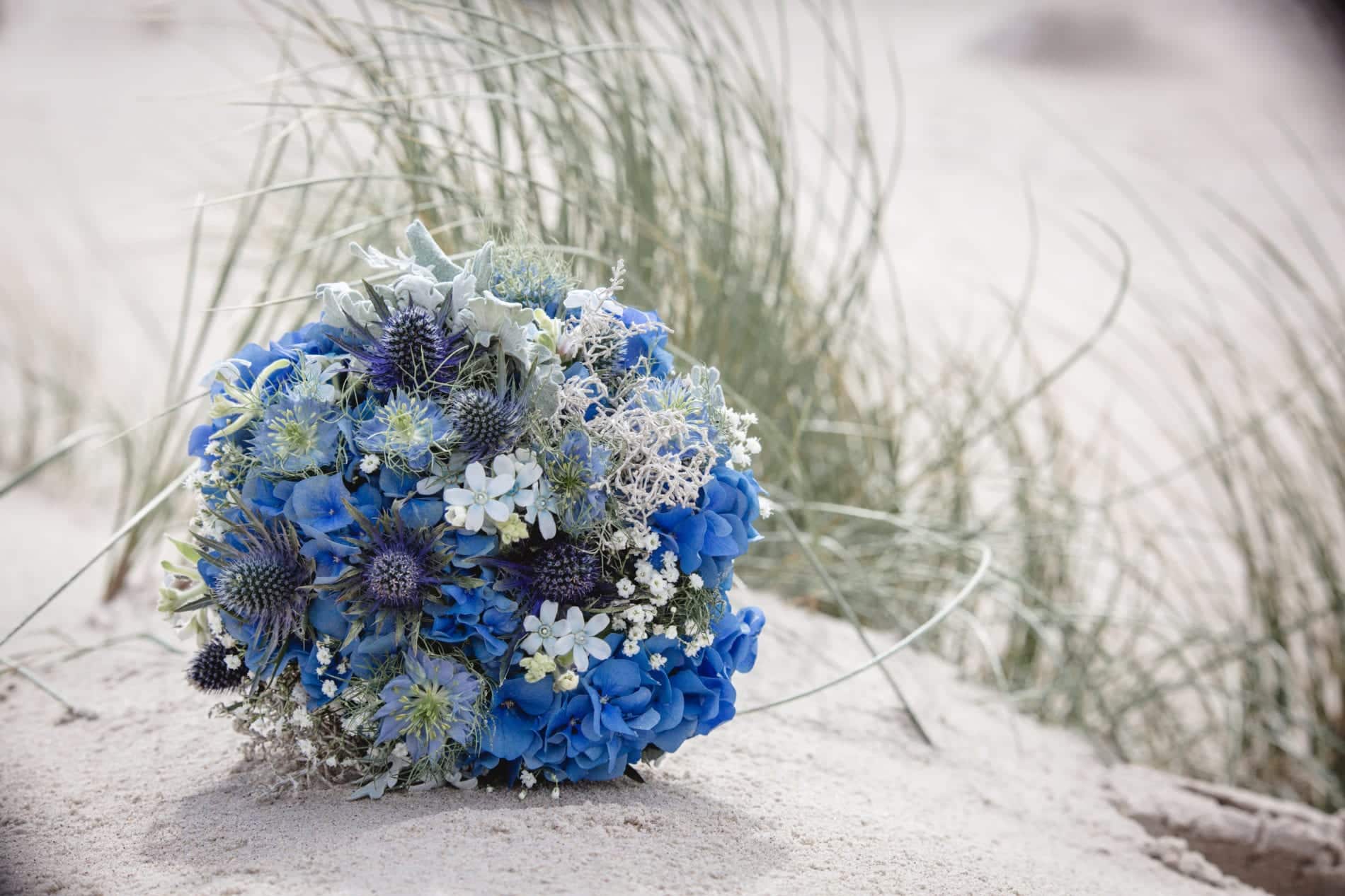 Hochzeitsblumen - Brautstrauß in Blau mit Hortensien, Edeldisteln und Schleiderkraut
