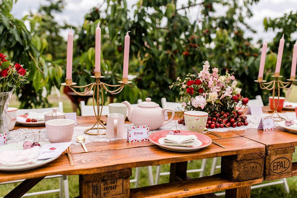 Tischdeko aus alten Paletten mit Tischgestecken zur Hochzeit