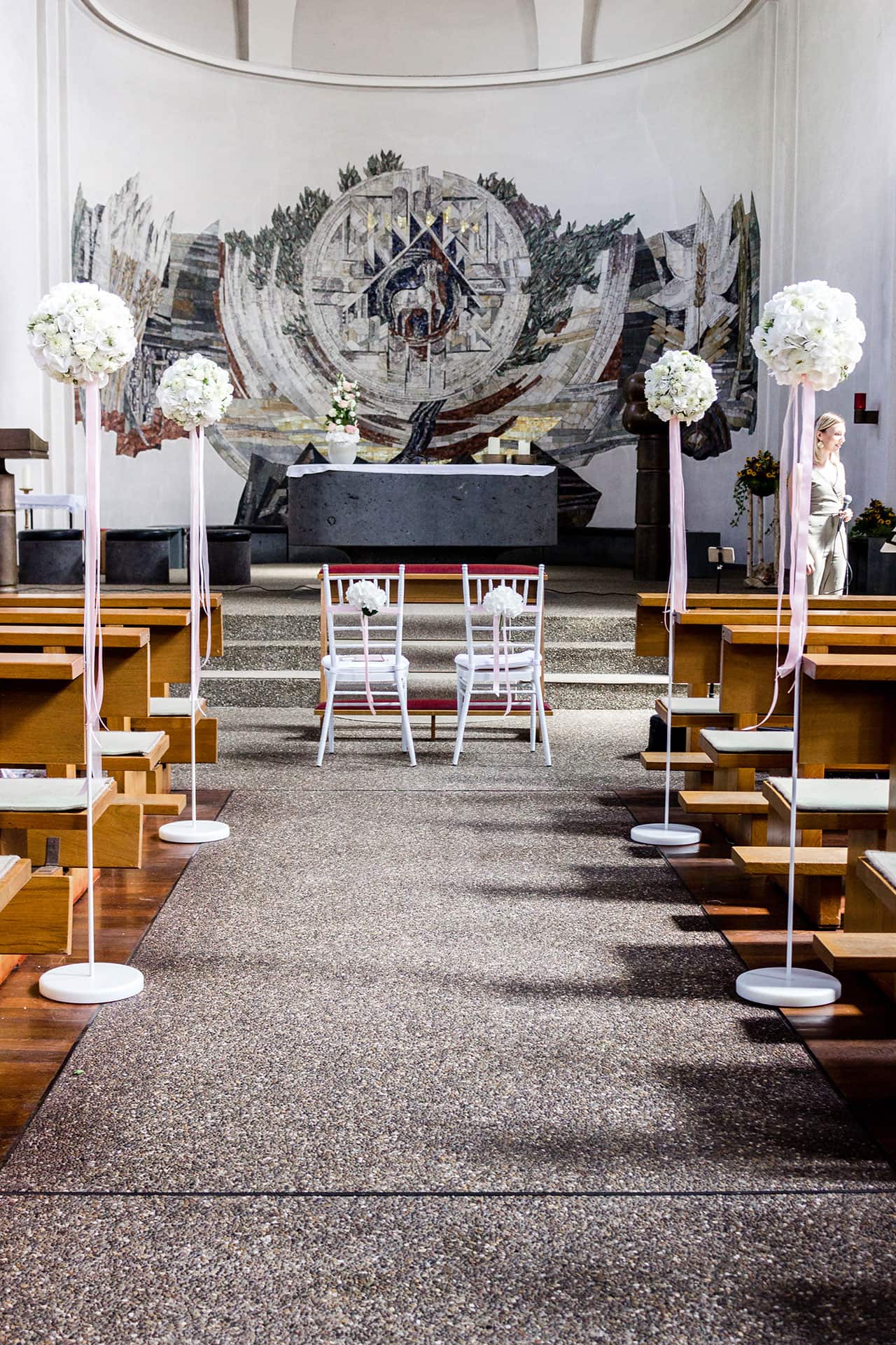 Blumendekoration in der Kirche - weiß besteckte Steckschaumkugeln