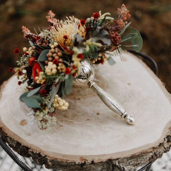 Hochzeitsflorisitik - Brautstrauß zur Hochzeit - mit Waldmaterialien in Rot und Naturtönen