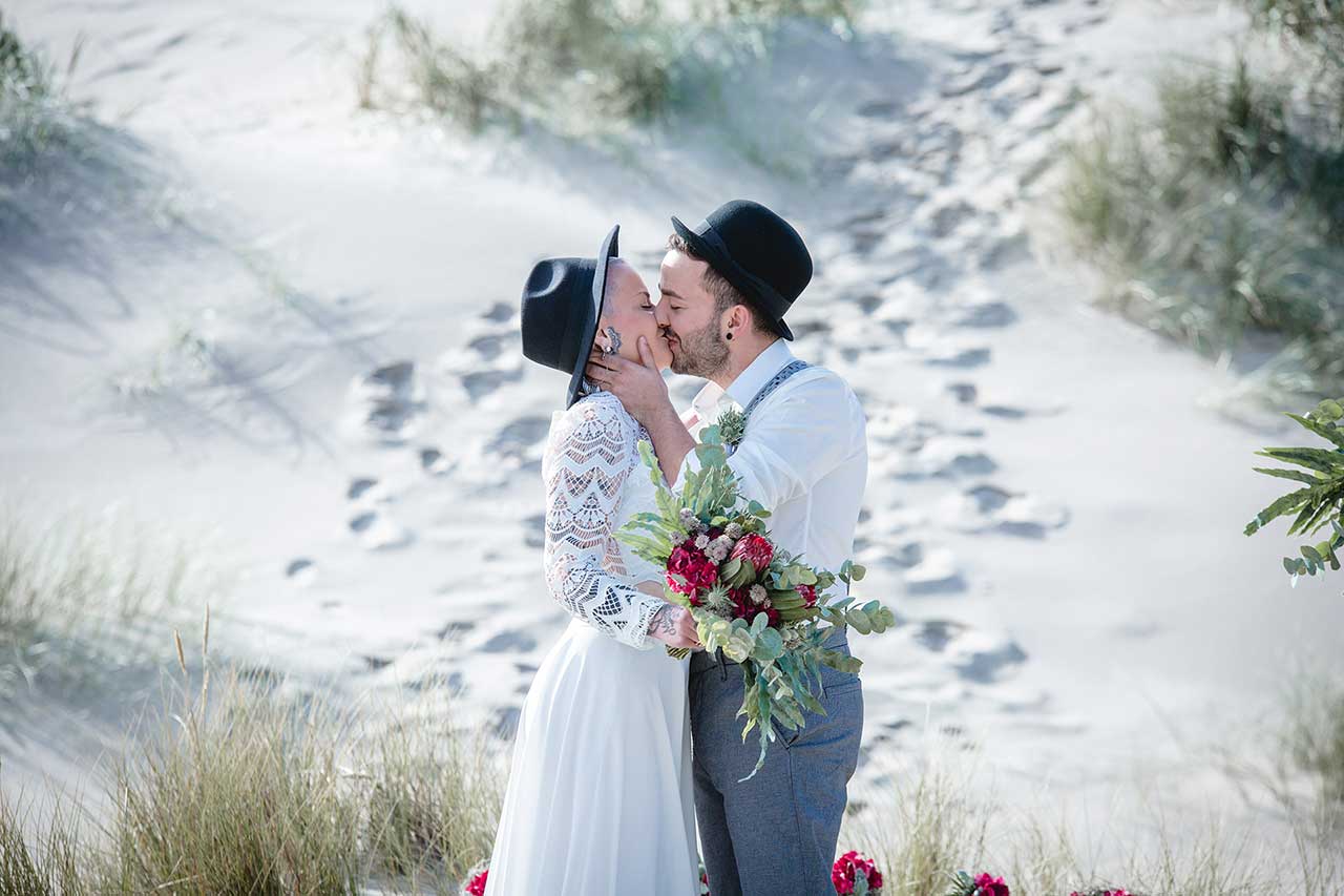 Brautpaar zur Hochzeit am Strand
