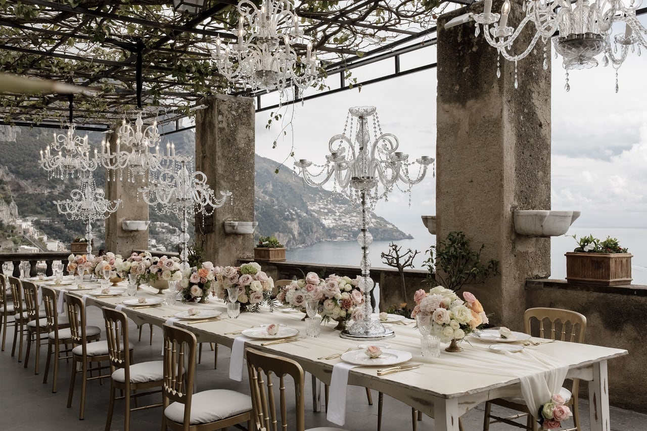 Tischdeko Hochzeit mit Blumen und Rosen in weiß apricot und rosa