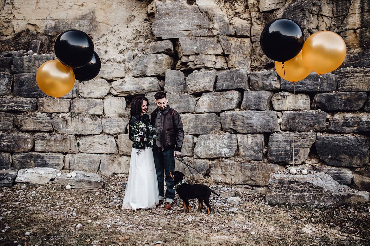 Hochzeitsflorisitk Brautpaar bei dunkler Hochzeit mit Hund