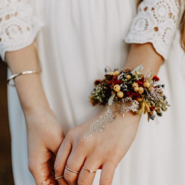 Hochzeitsfloristik Blumen - Schmuck Armband für die Braut zur Hochzeit in Rot und Naturtönen