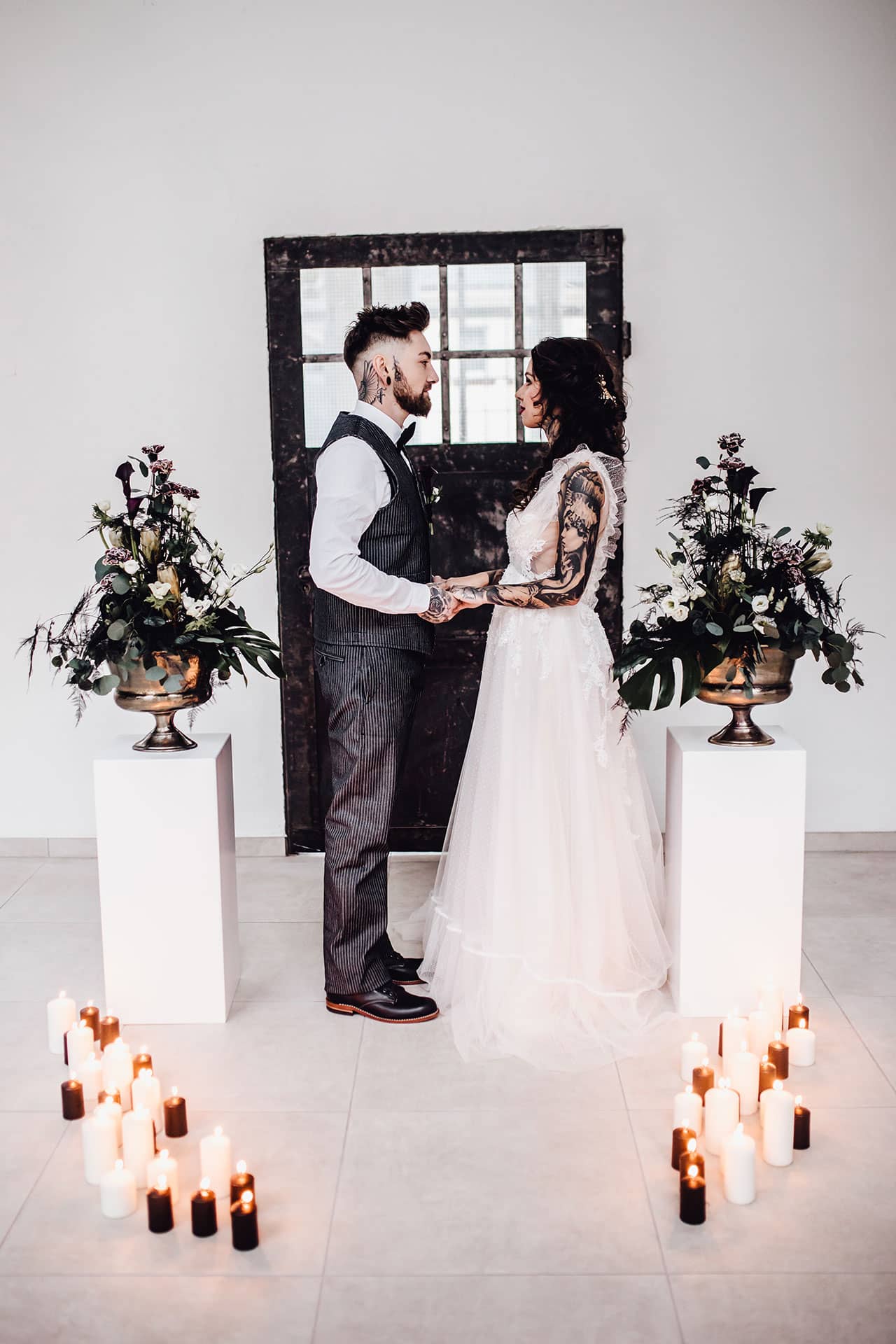 Brautpaar mit schwarzer Hochzeitsdeko Blumen