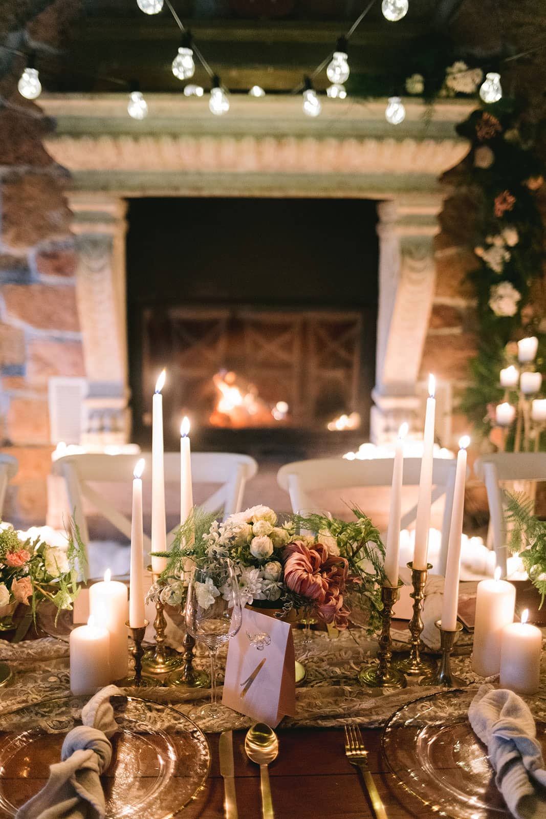 Hochzeitsdeko der Location mit Blumen und vielen Kerzen