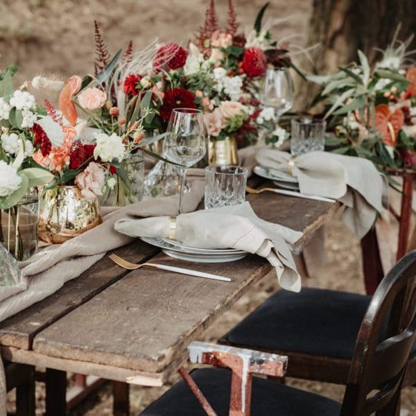 Hochzeitsfloristik - Tischdekoration Hochzeit Herbst mit Hochzeitsblumen in den Farben rot, rosa und weiß
