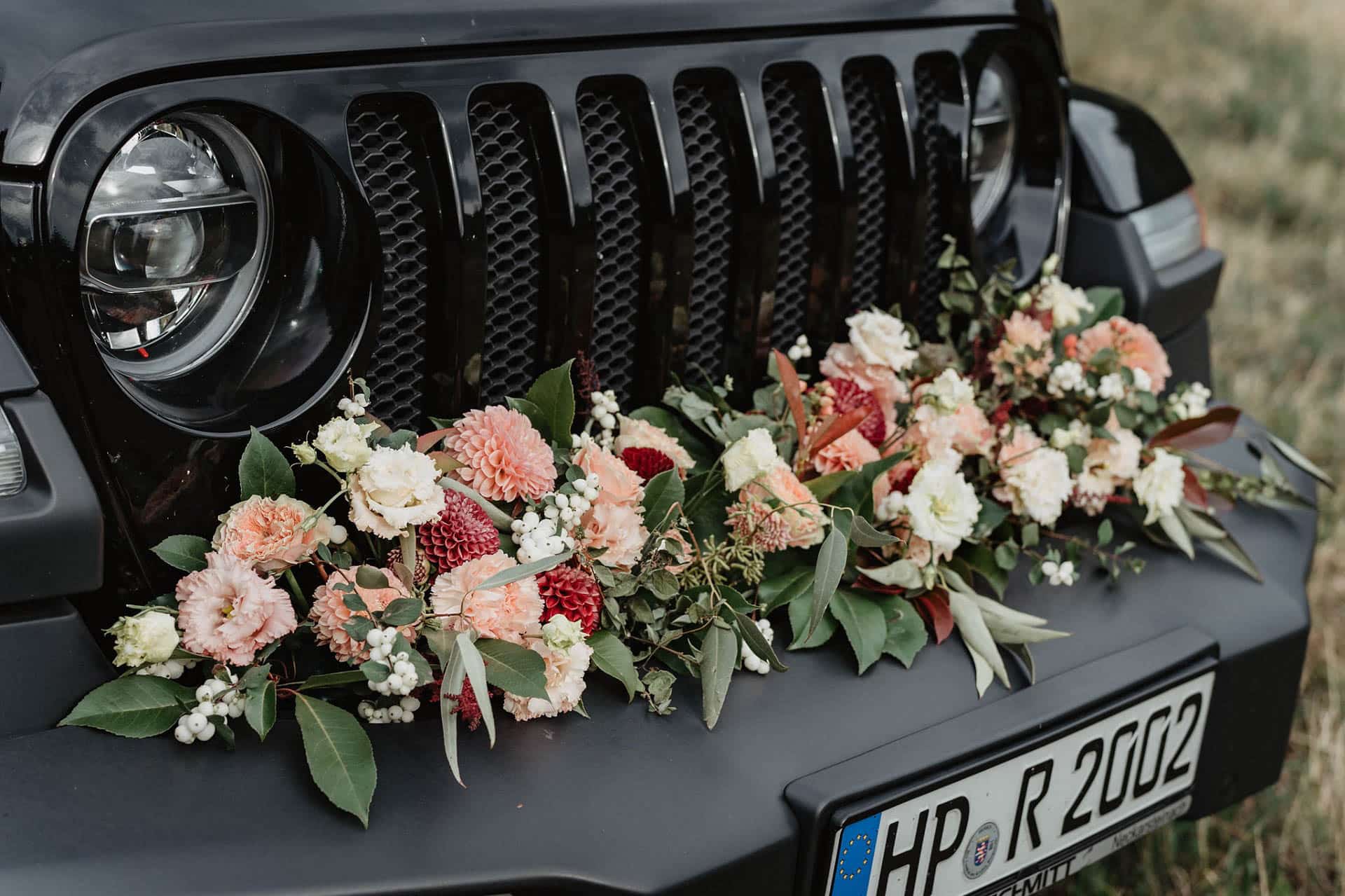 Hochzeitsauto mit Blumenschmuckgirlande aus Steckschaum