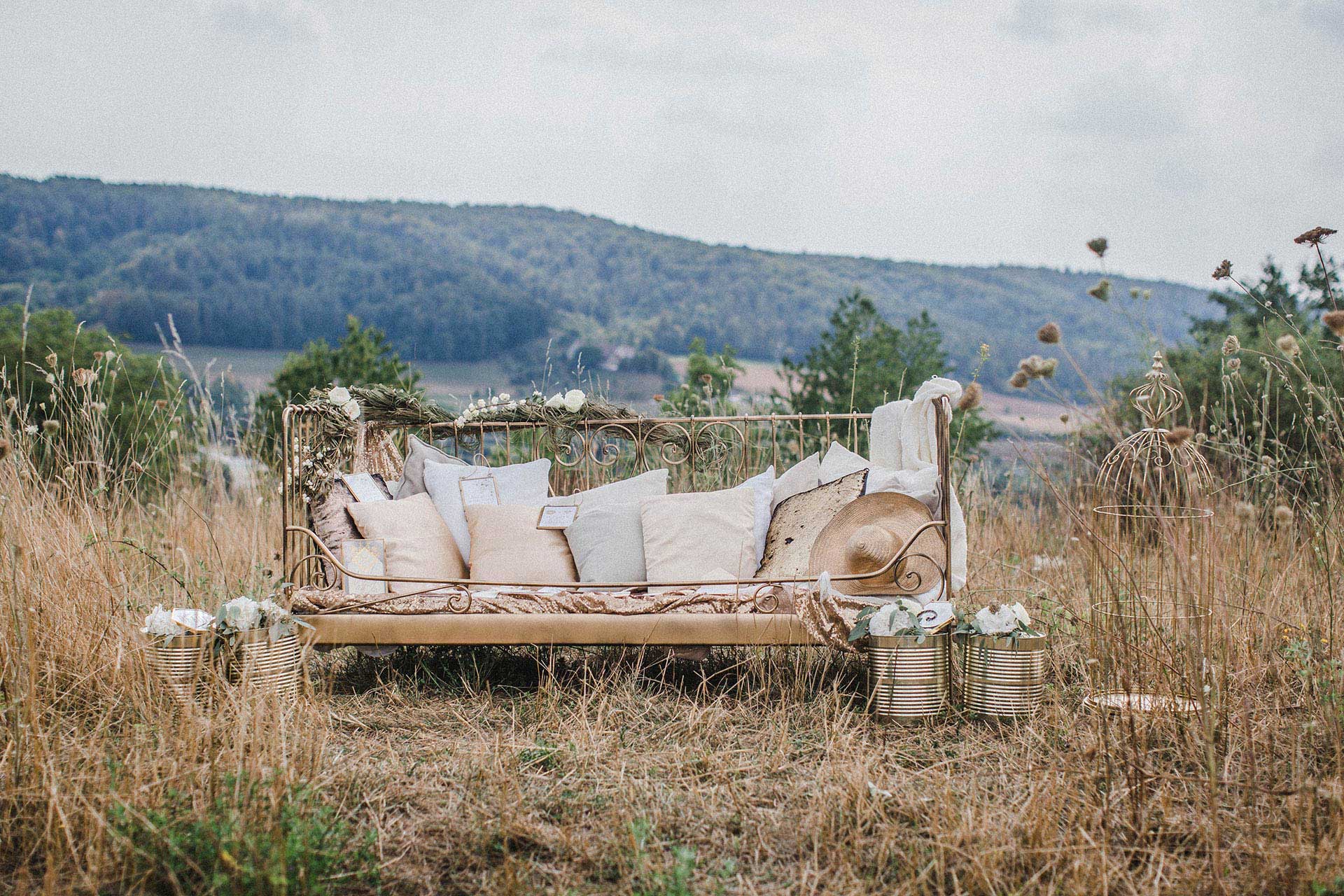 Toll dekoriertes Sofa mit Blumen zur Hochzeit