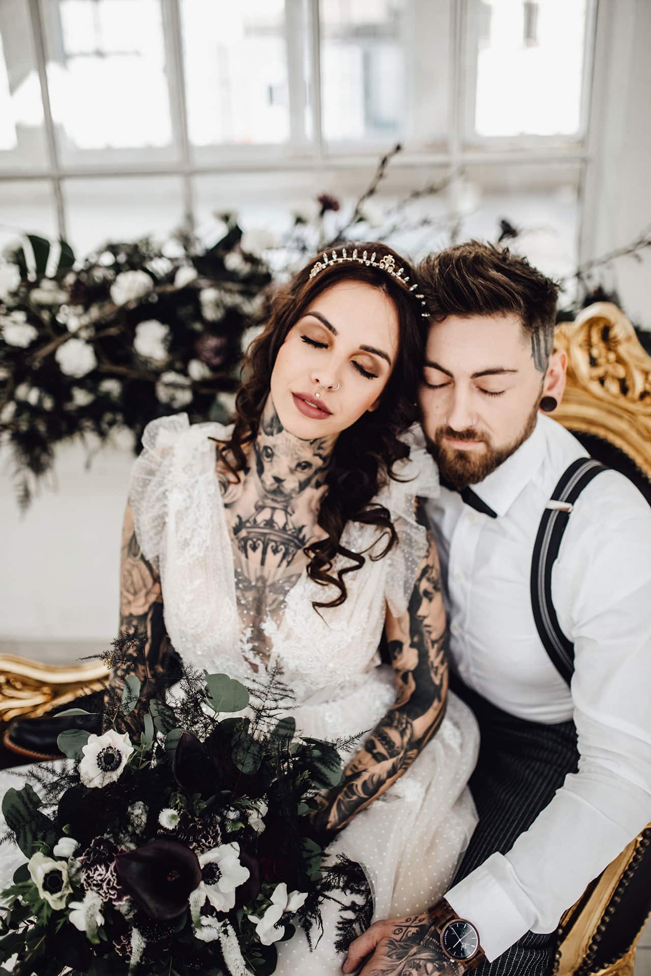 Brautpaar mit schwarzer Hochzeitsdeko Blumen