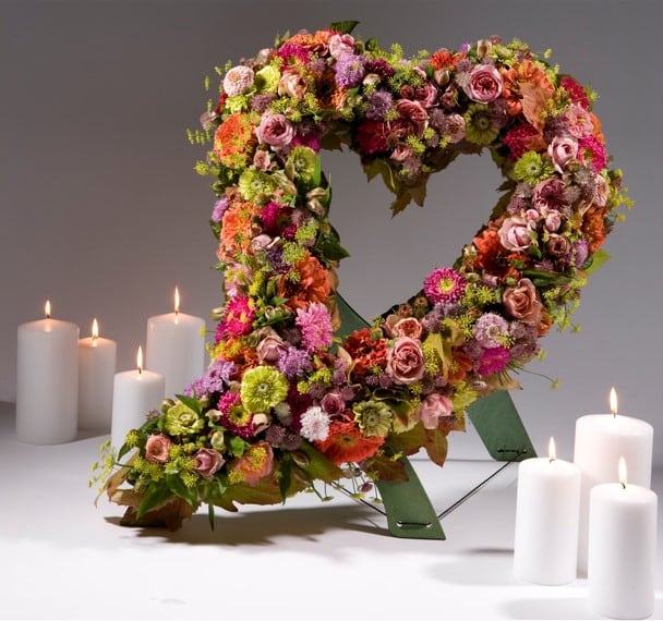bioline tränendes Herz mit Rosen gesteckt 