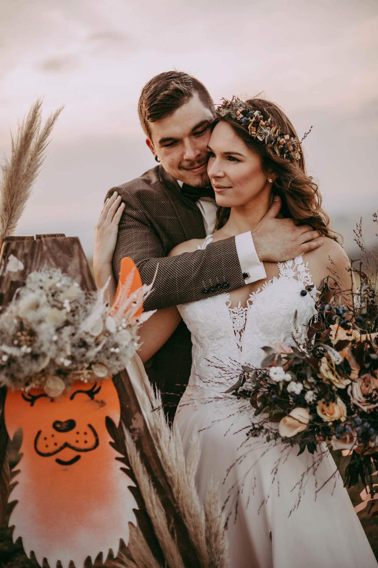 Brautpaar zur Hippie Hochzeit mit toller Blumendeko