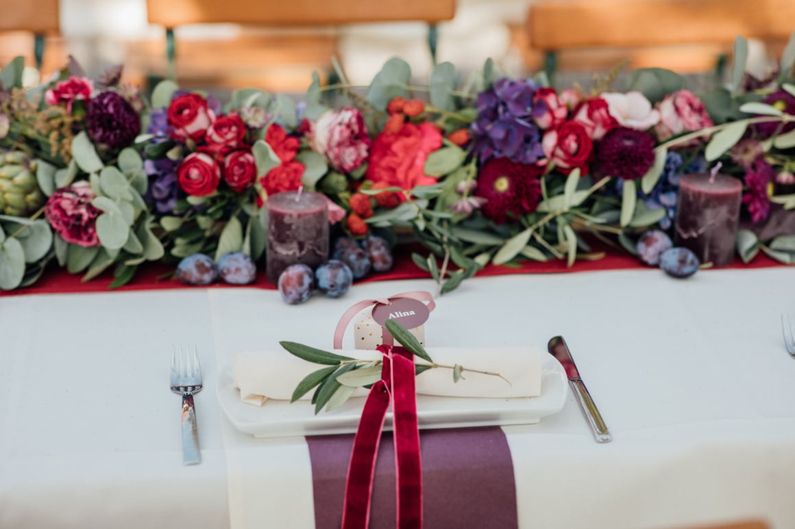 Hochzeitsfloristik - Tischdeko in Rot nd Lila