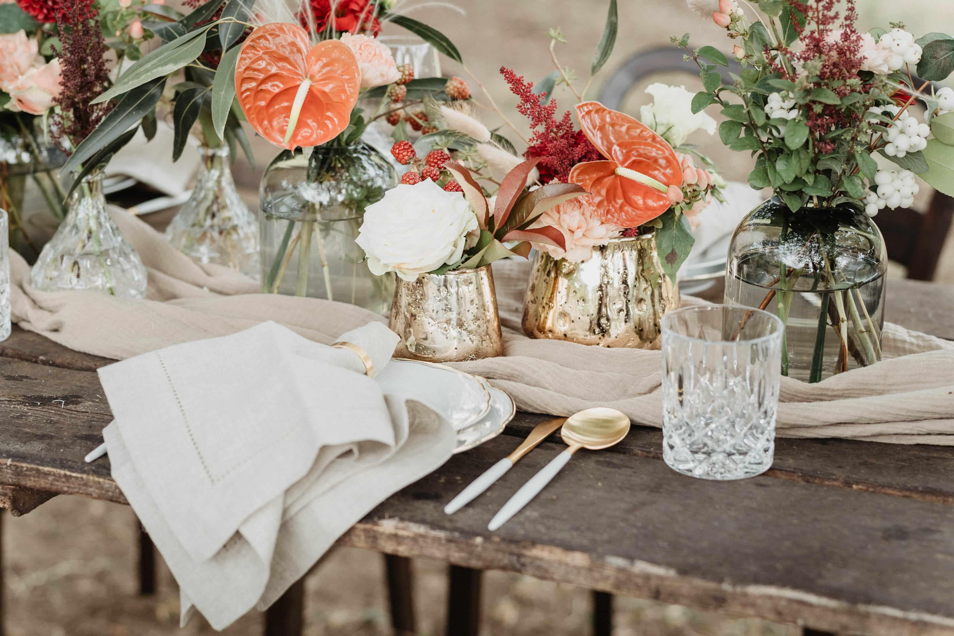 mit Blumen geschmückter Hochzeitstisch