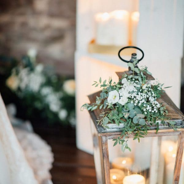 Hochzeitsflorisitk - Raumdeko Laterne mit Hochzeitsblumen in weiß und viel Schleierkraut