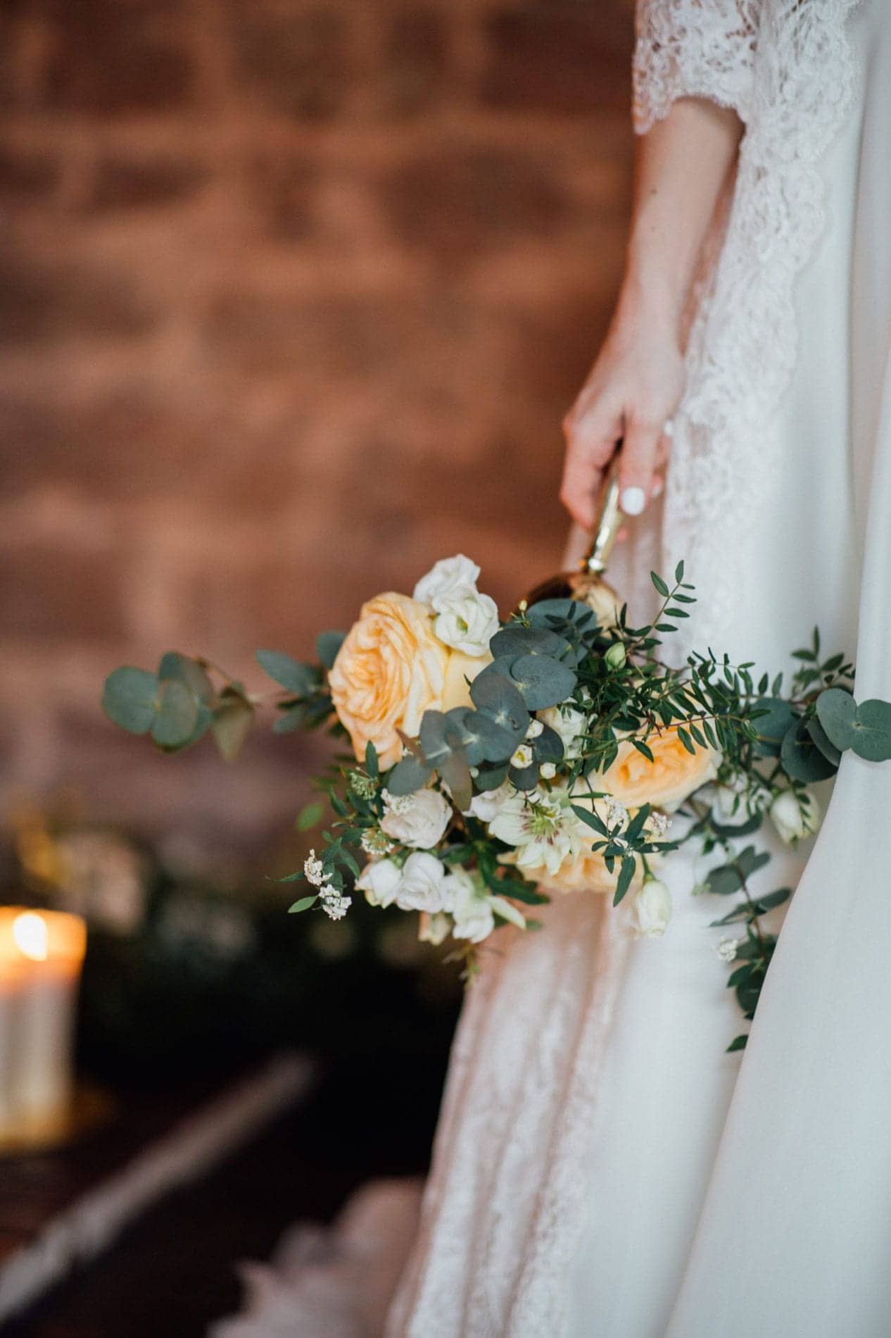 Hochzeitsfloristik - Brautstrauß in weiß und apricot - Hochzeitsblumen mit  Rosen und Schleierkraut