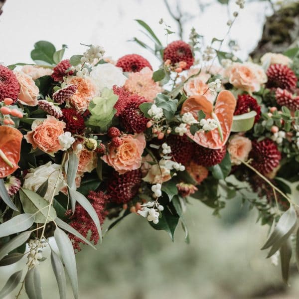 Floristik Herbst Hochzeit - Blumen Dahlien Eukalypthus rot apricot rosa weiß Girlande