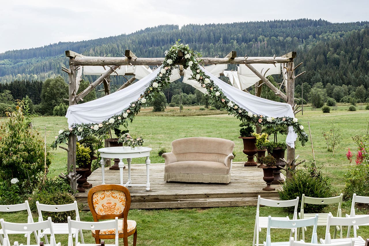 Tolle Blumengirlande mit Steckschaum für die Hochzeitslocation - ein schöner Ort der Trauung im Freien