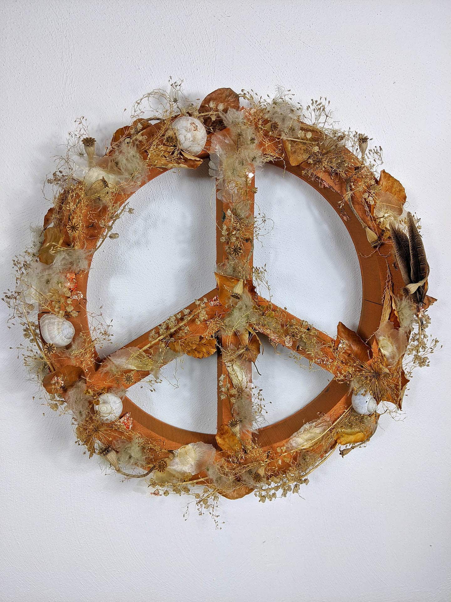 Peace Zeichen aus Steckschaum zur Hippie Hochzeit mit Trockenblumen