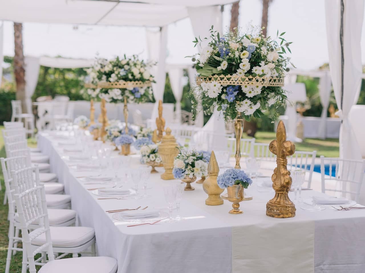 Tischdekoration Blumen weiß blau gold Hortensien