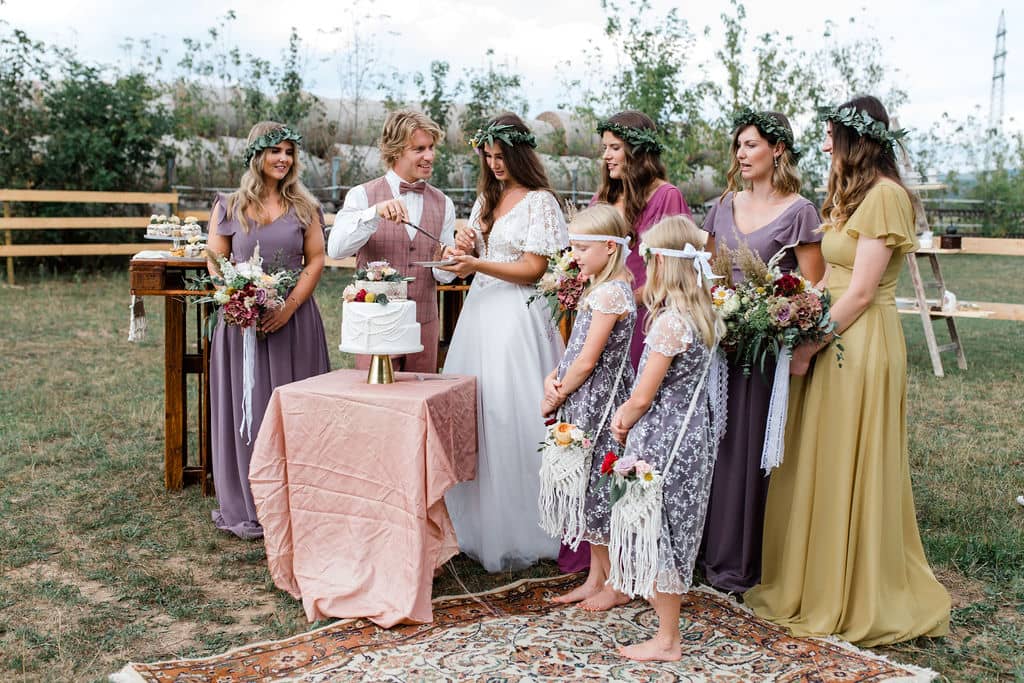 BOHO Vintage Hochzeit - Brautpaar, Brautjungfern und Blumenkinder mit Blumenschmuck und Haarkränzen