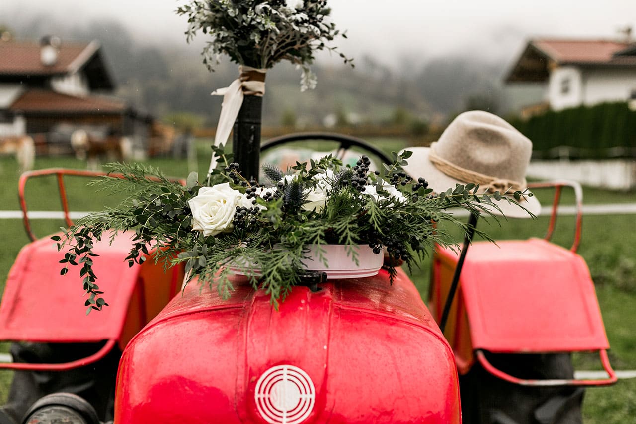 Hochzeit Autoschmuck Autodeko Blumen Traktor 