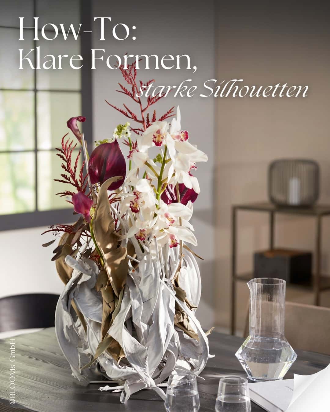 🌿 How‑To: Klare Formen, starke Silhouetten
Floralien:
Anthurium andreanum · Cymbidium Cultivar · Eucalyptus polyanthemos · Guzmania ’Red Paloma’ ·
Ornithogalum arabicum · Strelitzia reginae · Zantedeschia Cultivar
Material:
Wollfilz · OASIS® BIOLINE® Kugel · OASIS® Aqua Colour Spray · Römerhaften
Zeit: 20 min · Maße: Höhe 70 cm · Durchmesser 40 cm

🔧 So geht’s (3 Schritte):
 1. Die OASIS® BIOLINE® Kugel wässern und mit Römerhaften gleichmäßig mit Wollfilz abdecken.
 2. Getrocknete Strelitzia‑Blätter partiell mit OASIS® Aqua Colour Spray kolorieren und anschließend auf der Filzkugel fixieren.
 3. Die Blüten zwischen den getrockneten Blättern platzieren.

Im Mittelpunkt:
OASIS® BIOLINE® Kugel
✔ Stabile Holzunterlage: Ideal für große, skulpturale Designs. 
✔ Starker Halt: Für unterschiedlichste Stielstrukturen – von weich bis holzig. 
✔ Vielseitig einsetzbar: Geeignet für Tisch‑, Boden‑ und Objektgestaltungen.
OASIS® Aqua Colour Spray
✔ Hohe Deckkraft: Wasserbasierte Formulierung, blumenverträglich, geruchsneutral. 
✔ Universell nutzbar: Für Blätter, Accessoires, Holz & viele andere Materialien. 
✔ Schnell trocknend: Ideal für effizientes Arbeiten und klare Farbeffekte. 

💬 Für welche Art von Objekt‑ oder Raumgestaltung würdest du die BIOLINE® Kugel am liebsten einsetzen?

#oasisfloralproducts
©BLOOM's