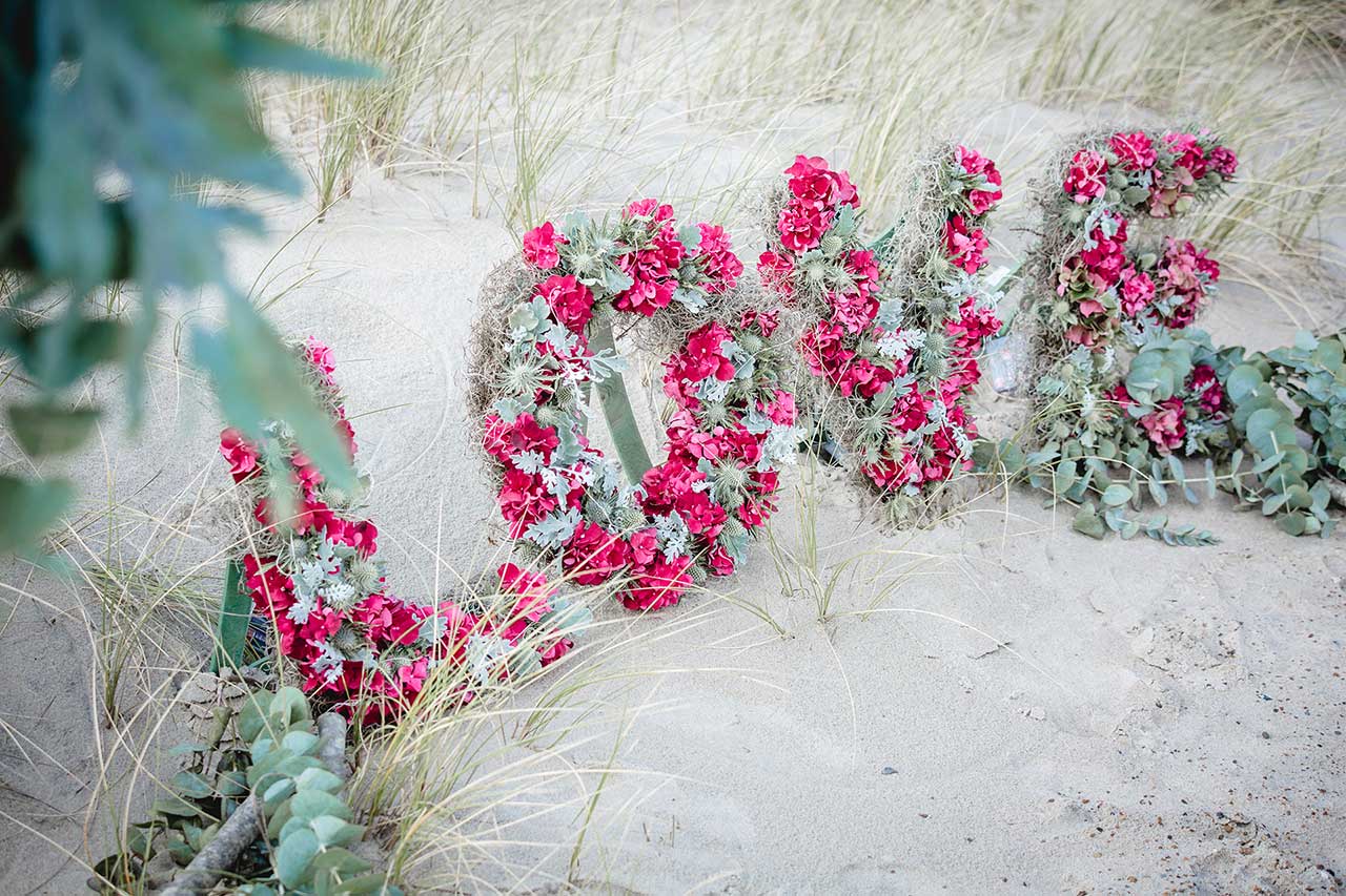 Strandhochzeit - Blumendekoration mit Buchstaben aus Steckschaum