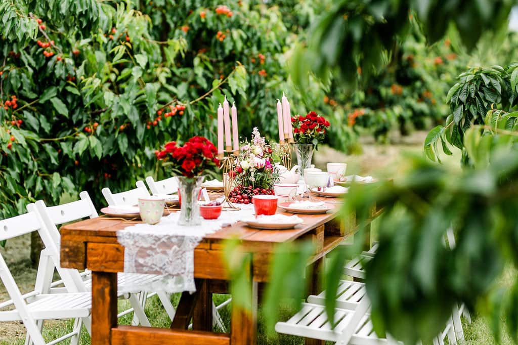 Romantische Tischdekoration zur Hochzeit mit dem Motto Kirschen