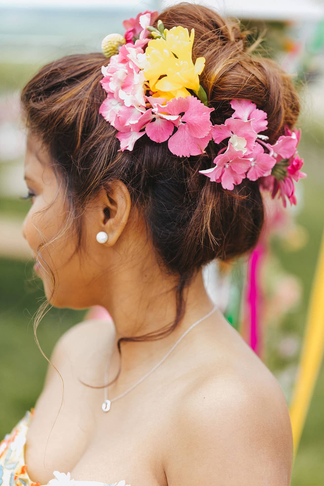 Blumen im Haar bei der Hochzeit