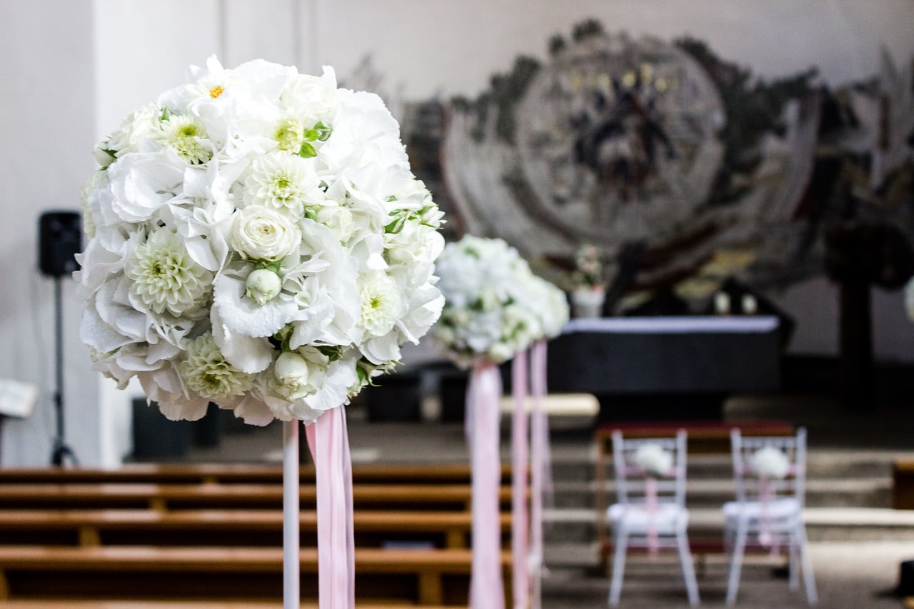 Hochzeitsfloristik Kirche - Hochzeitsblumen mit weißen Rosen, Hortensien und Dahlien