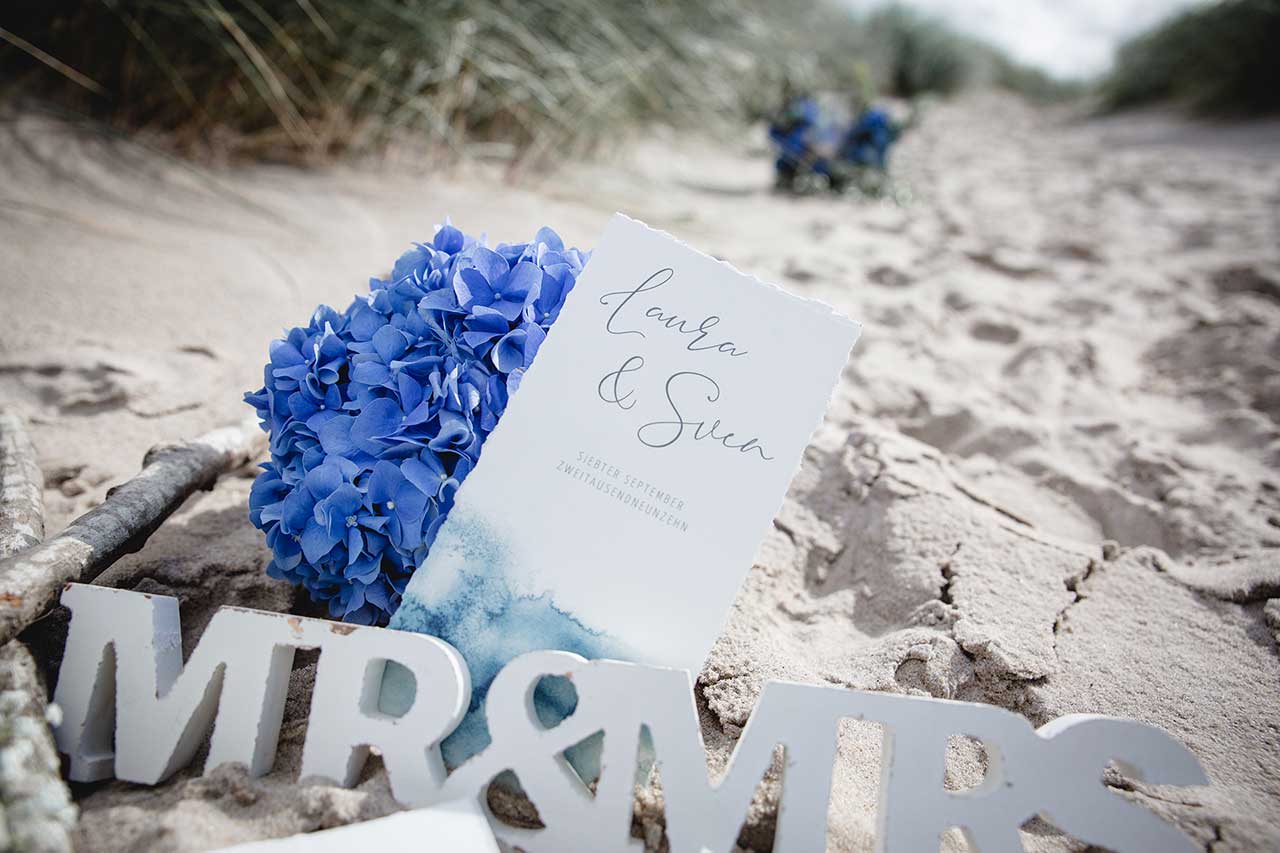 Blumendeko in Blau zur Hochzeit am Strand