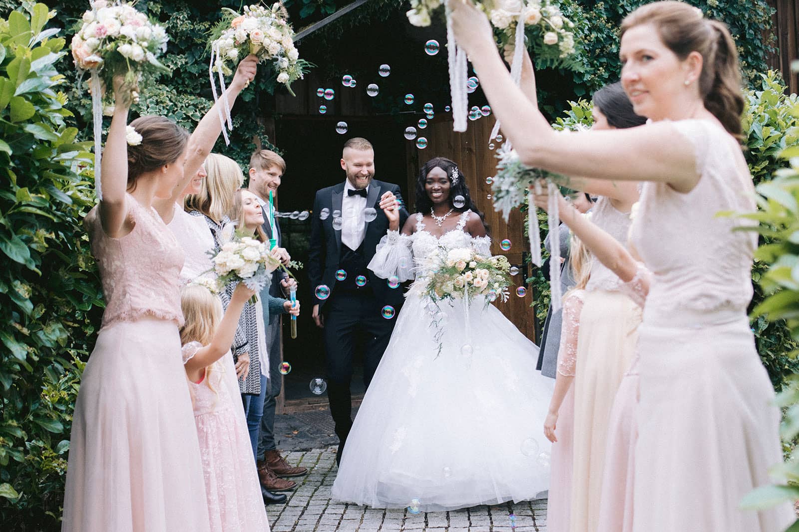 Braut und Brautigam mit Brautstrauß in Weiß und Rosa