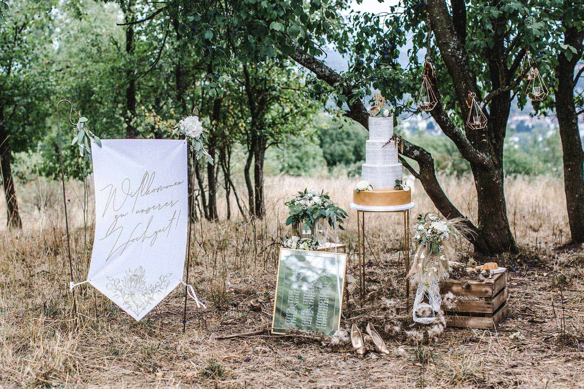 Hochzeitsdeko mit Blumen - Hochzeitstorte toll gestaltet