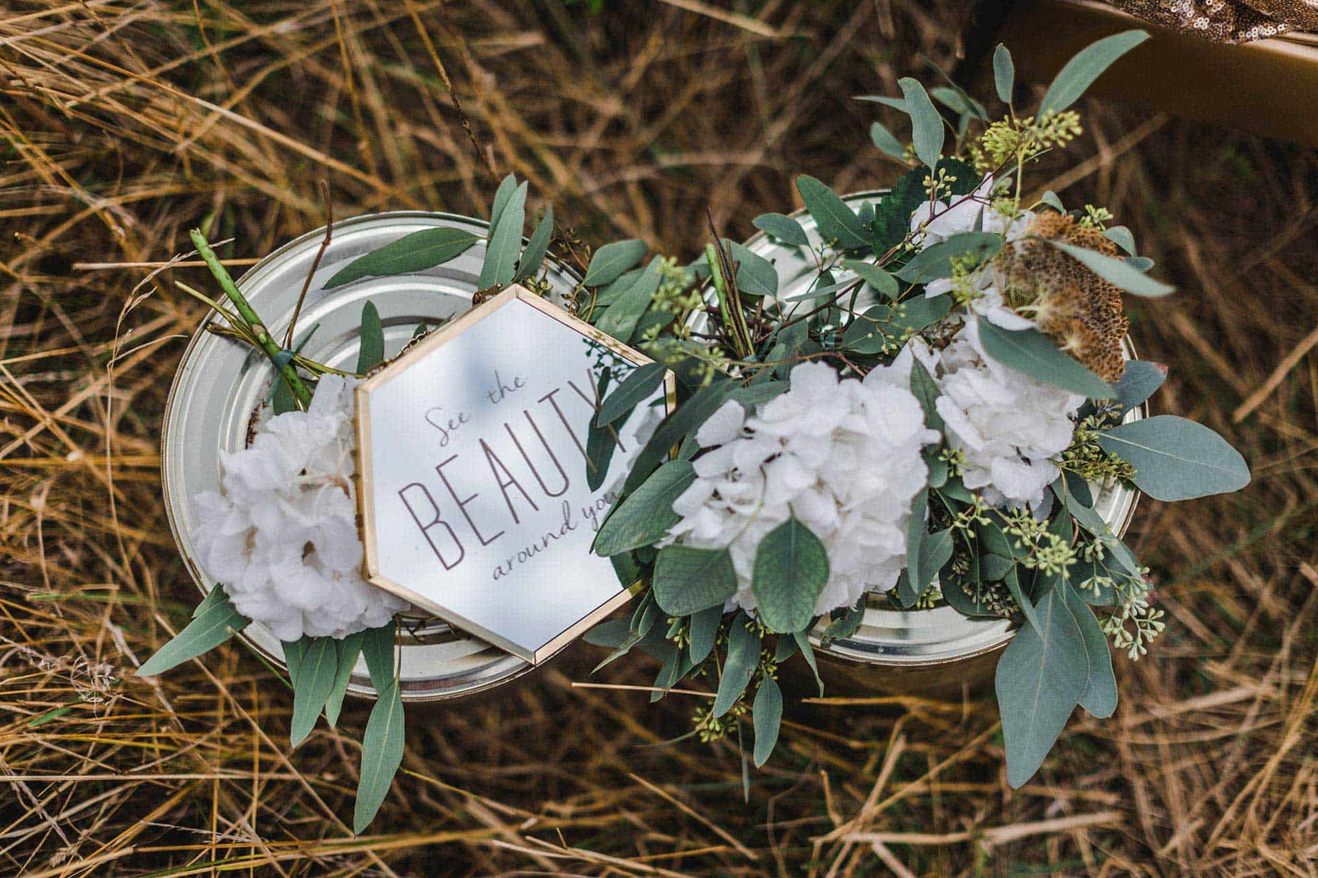 Hochzeitsdeko in weiß mit Eukalypthus