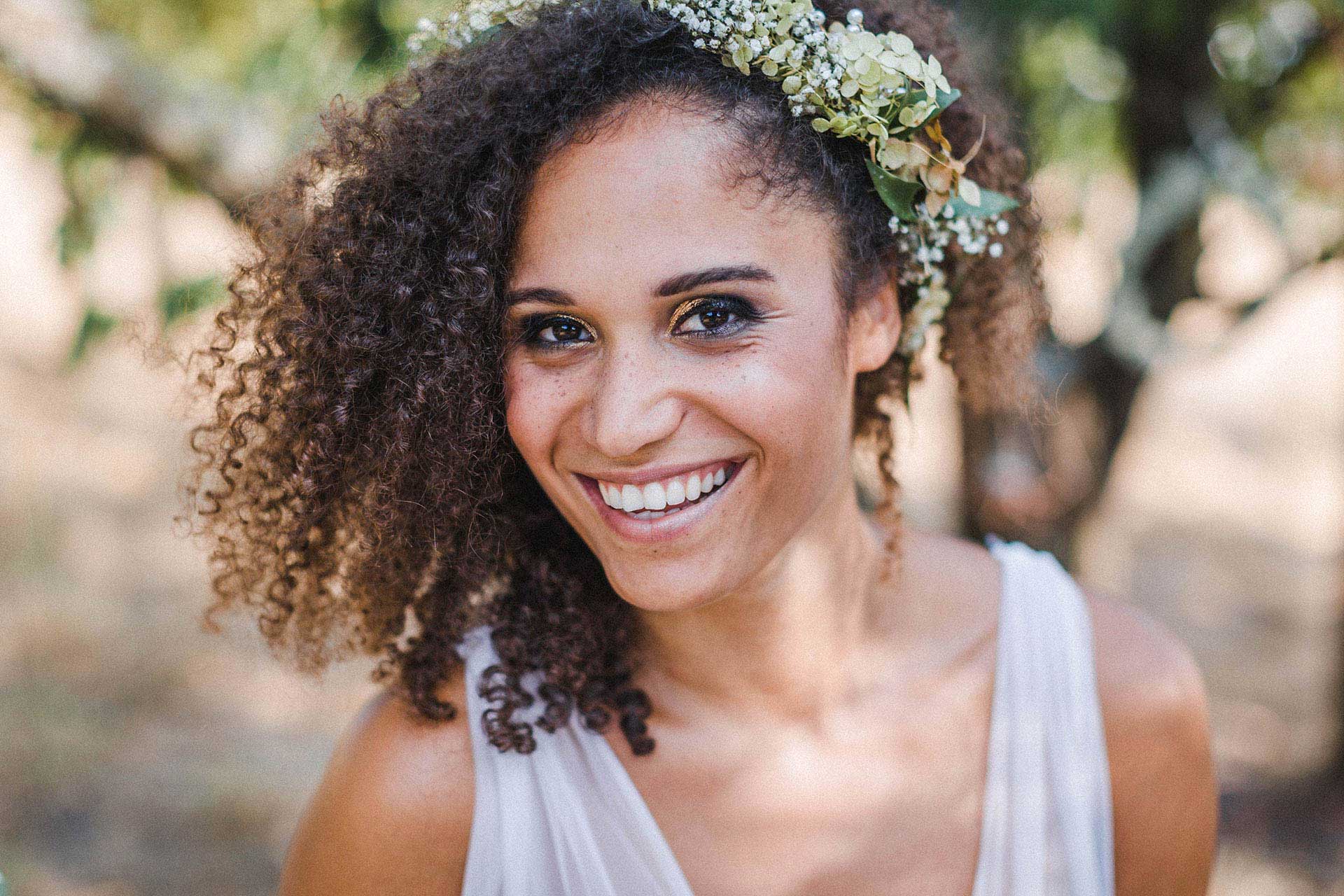 Braut mit tollem Haarschmuck aus Blumen