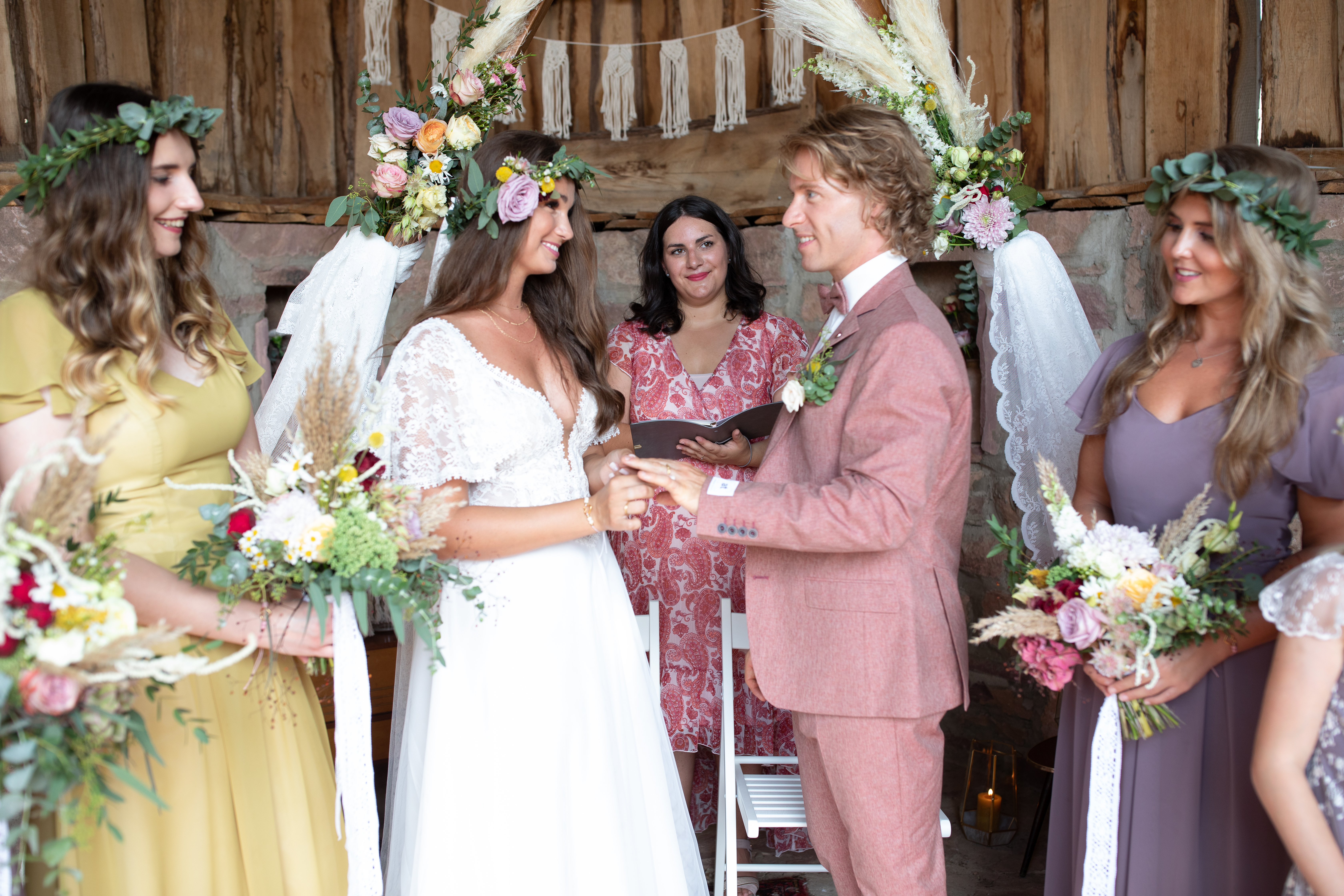 Brautpaar bei BOHO Hochzeit mit toller Blumendeko