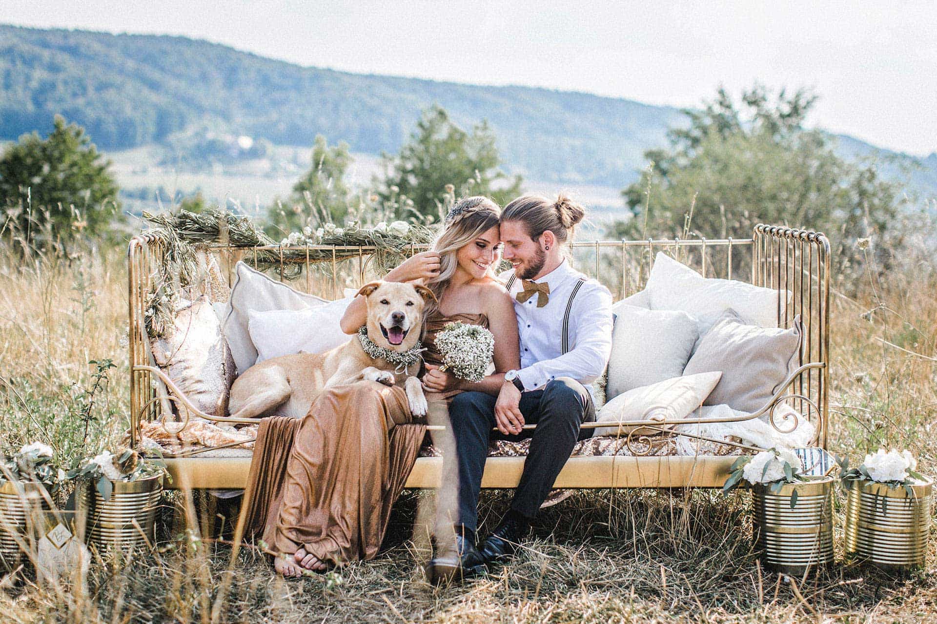 Hochzeitsfloristik - Toller Blumenschmuck mit Brautpaar und Hund