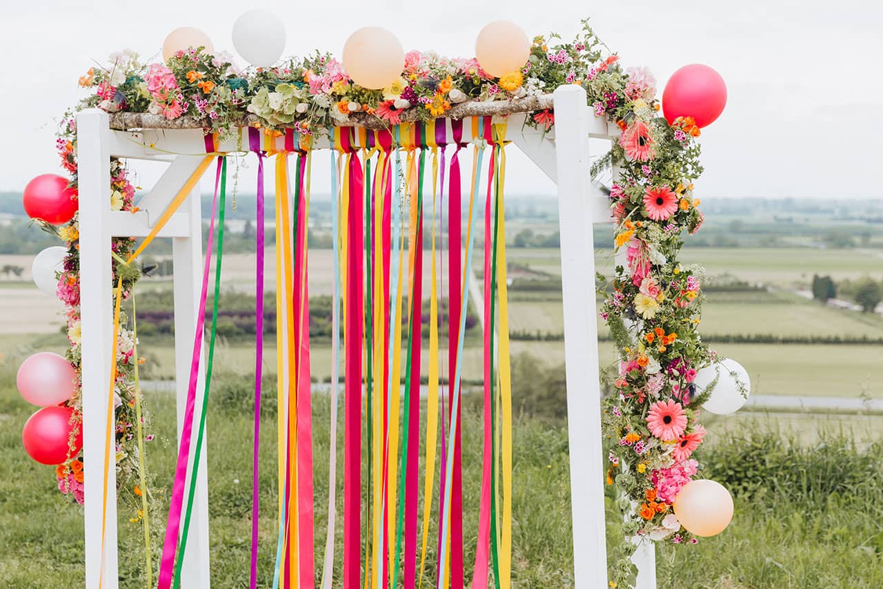 Dekoration der Hochzeitslocation mit Blumengirlande aus Steckschaum