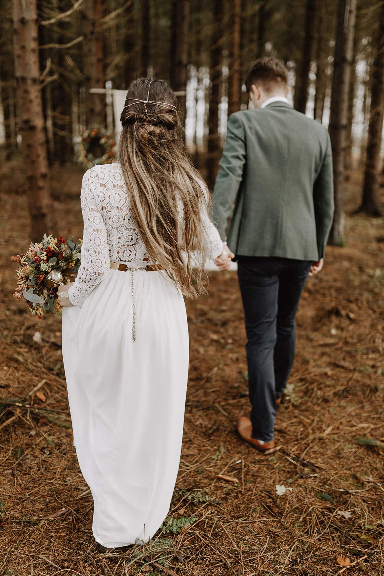 Brautpaar bei Boho Vintage Hochzeit im Wald