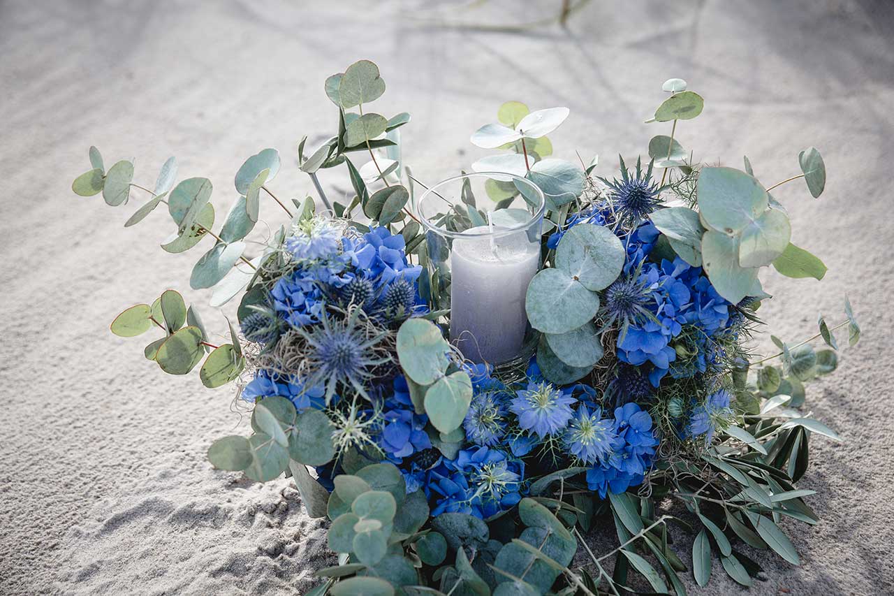 Blumendeko zur Hochzeit am Strand