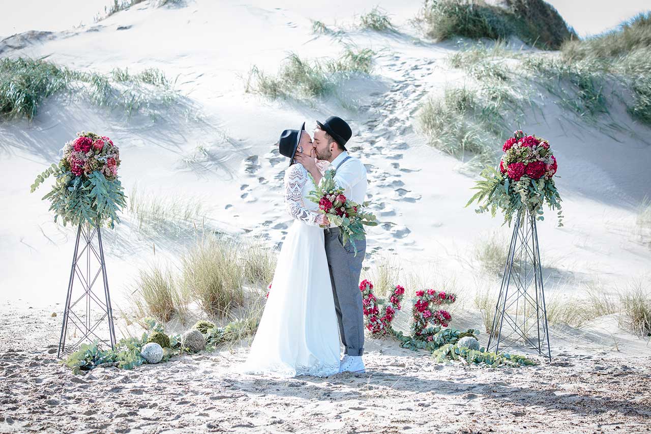 Blumendeko zur Hochzeit am Meer