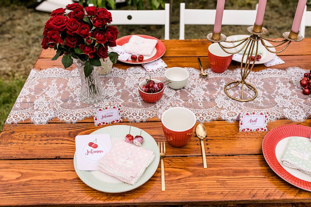 Tischdeko zur Hochzeit mit roten Rosen 